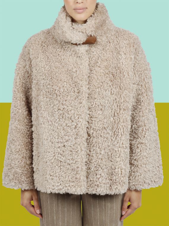 CAPE IN CURLY ALTERNATIVE FUR